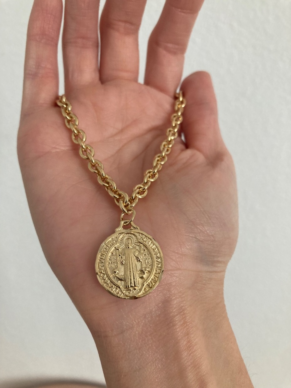 New Vanessa Mooney gold coin necklace Coin Medallion Pendant Necklace Gold - Picture 3 of 7